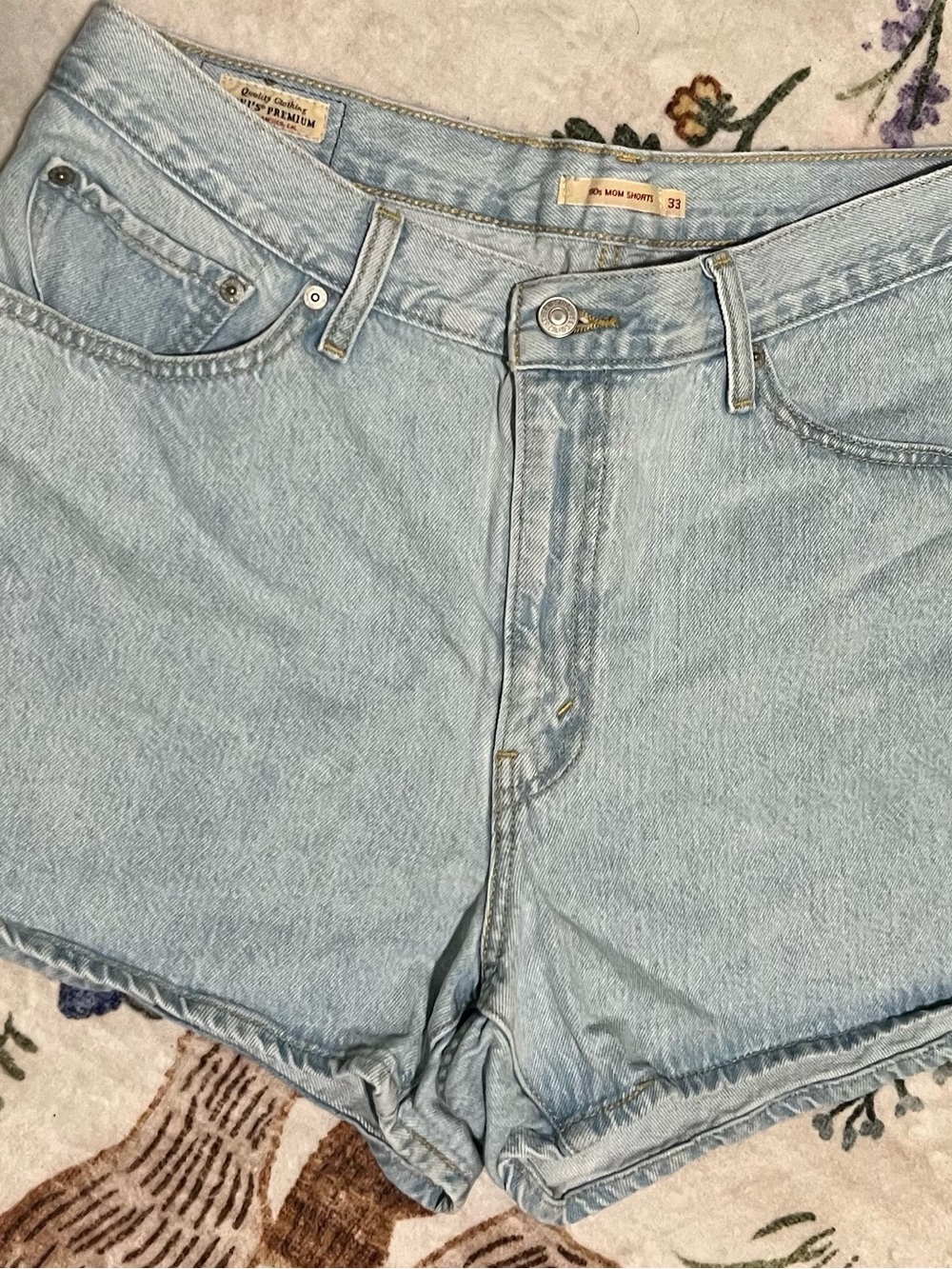 Light Wash Levi’s 80s Mom Shorts